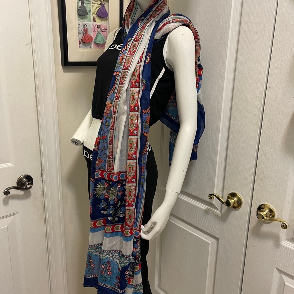 A large 100% silk scarf can be used as a wrapper or Hijab - Picture 7 of 16